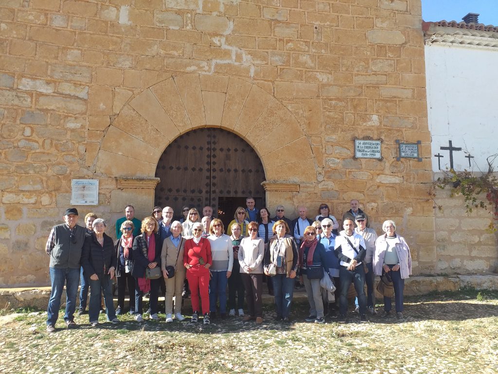 El grupo del SIPA en la puerta de la ermita de la Carrasca