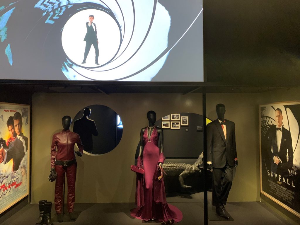 Parte de la exposición 'TOP SECRET: CINE Y ESPIONAJE' dedicada al vestuario de las películas de James Bond.