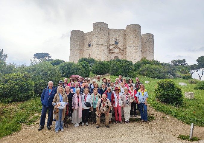 El grupo con el Castel del Monte de fondo (foto de Pedro Lorán)