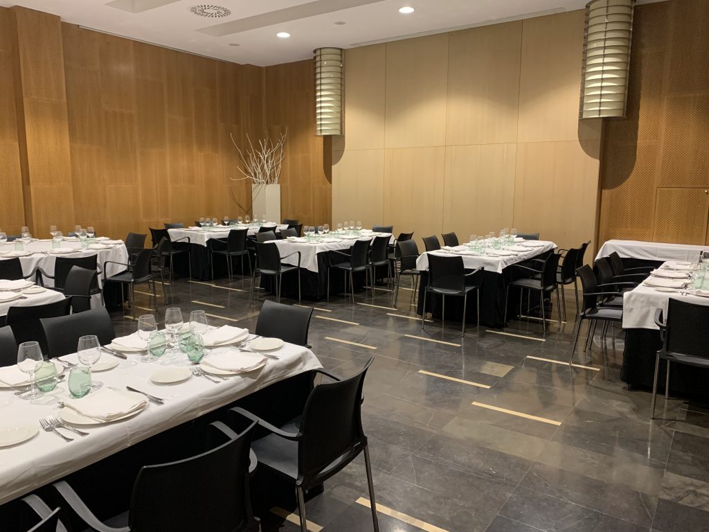 El Salón Fuego albergó la cena de fin de curso que se celebró después de la presentación del número 394 de la revista 'Aragón Turístico y Monumental'