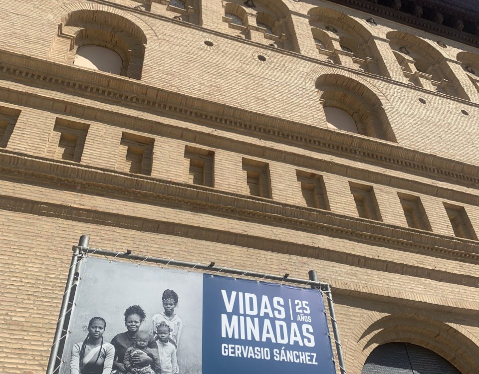 Cartel de la exposición 'Vidas minadas' (foto de Alfonso Estrada)