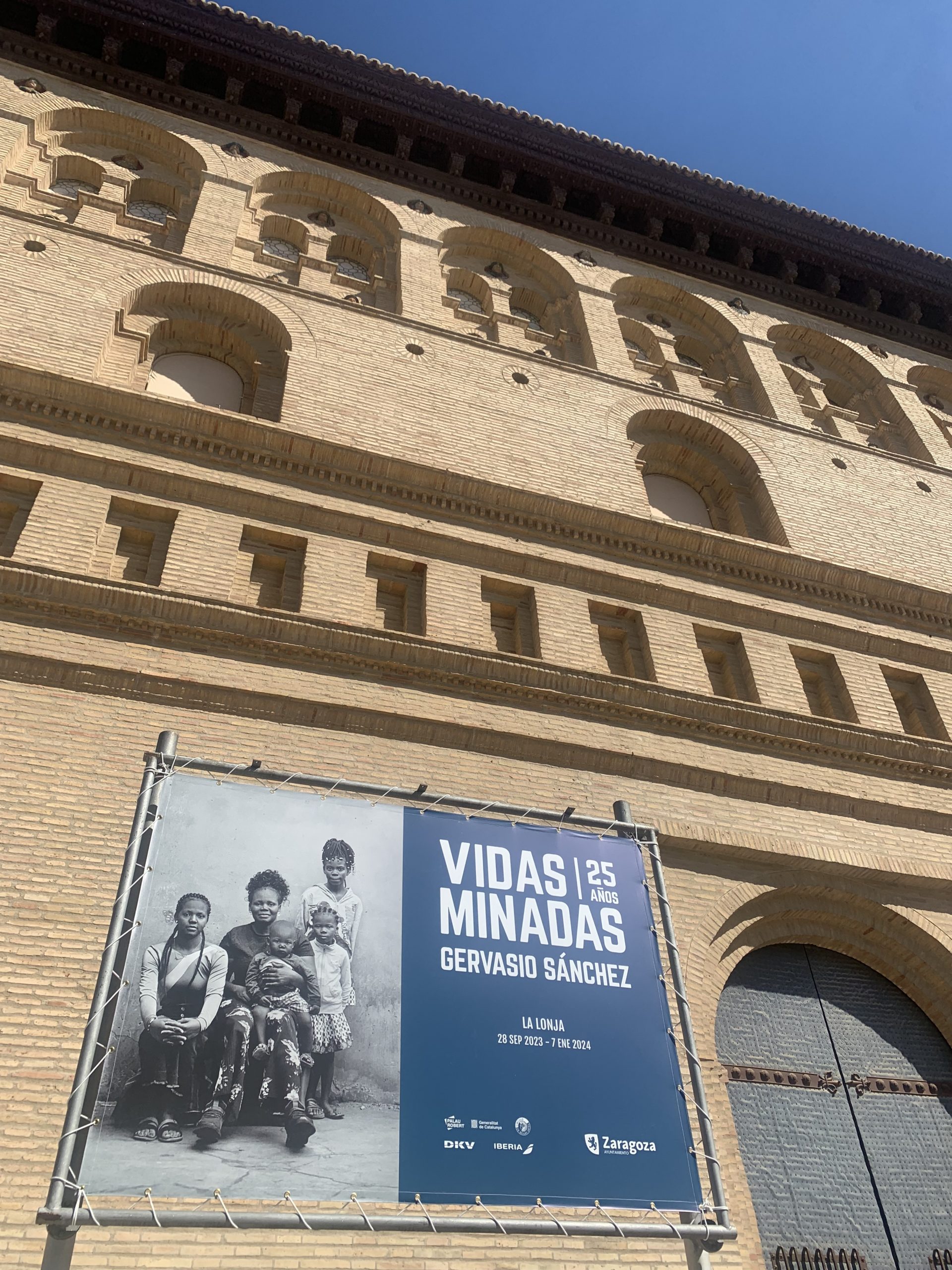 Cartel de la exposición 'Vidas minadas' (foto de Alfonso Estrada)