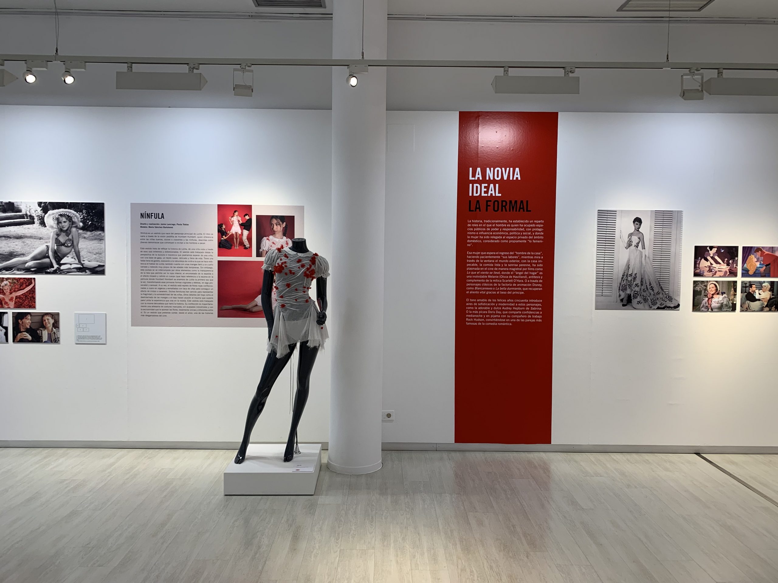Visita a la exposición 'La mujer y el cine: arquetipos y mitos' (foto de Alfonso Estrada)