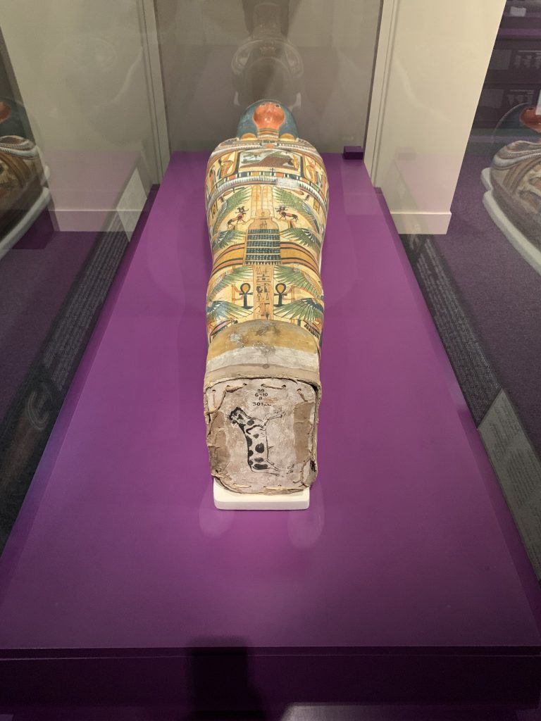 Sarcófago de una de las seis momias de la exposición 'Momias de Egipto' (foto de Alfonso Estrada)