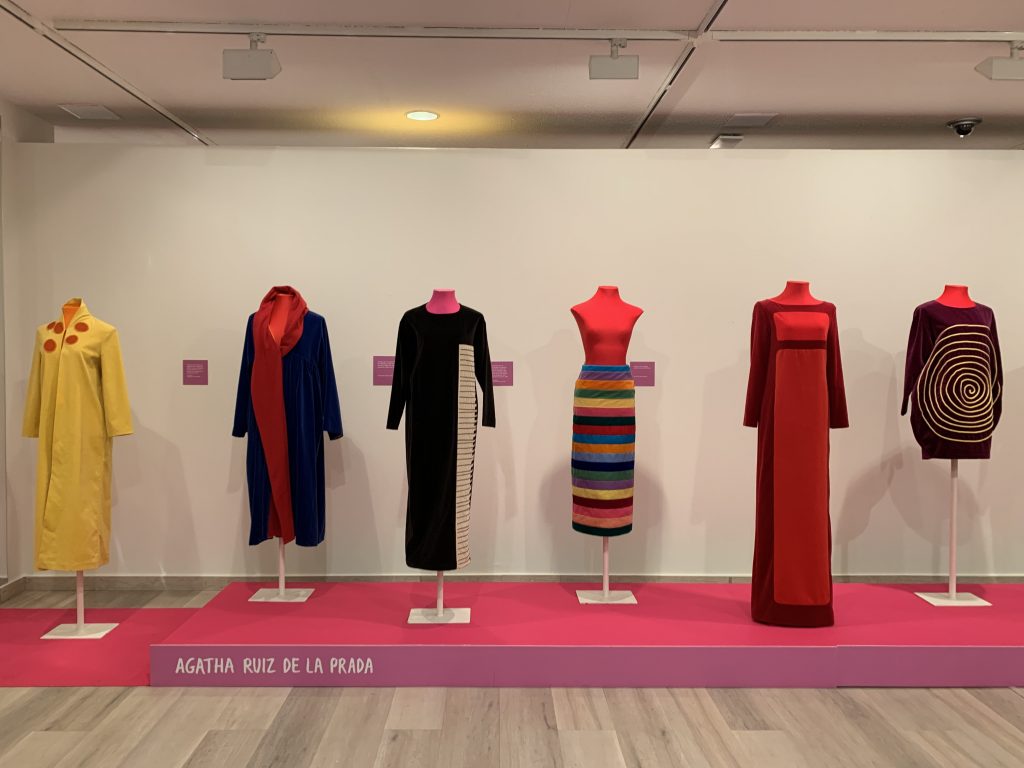 Seis de los 60 diseños que se pueden contemplar en la exposición de Agatha Ruiz de la Prada