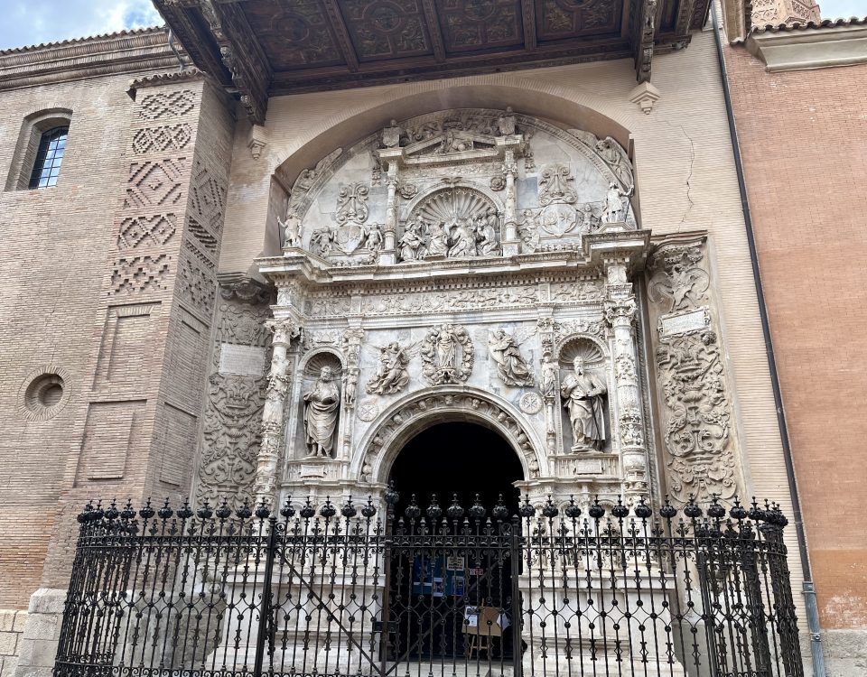 Entrada de la Colegiata de Santa María la Mayor (foto de F.J. Abad Monesma)