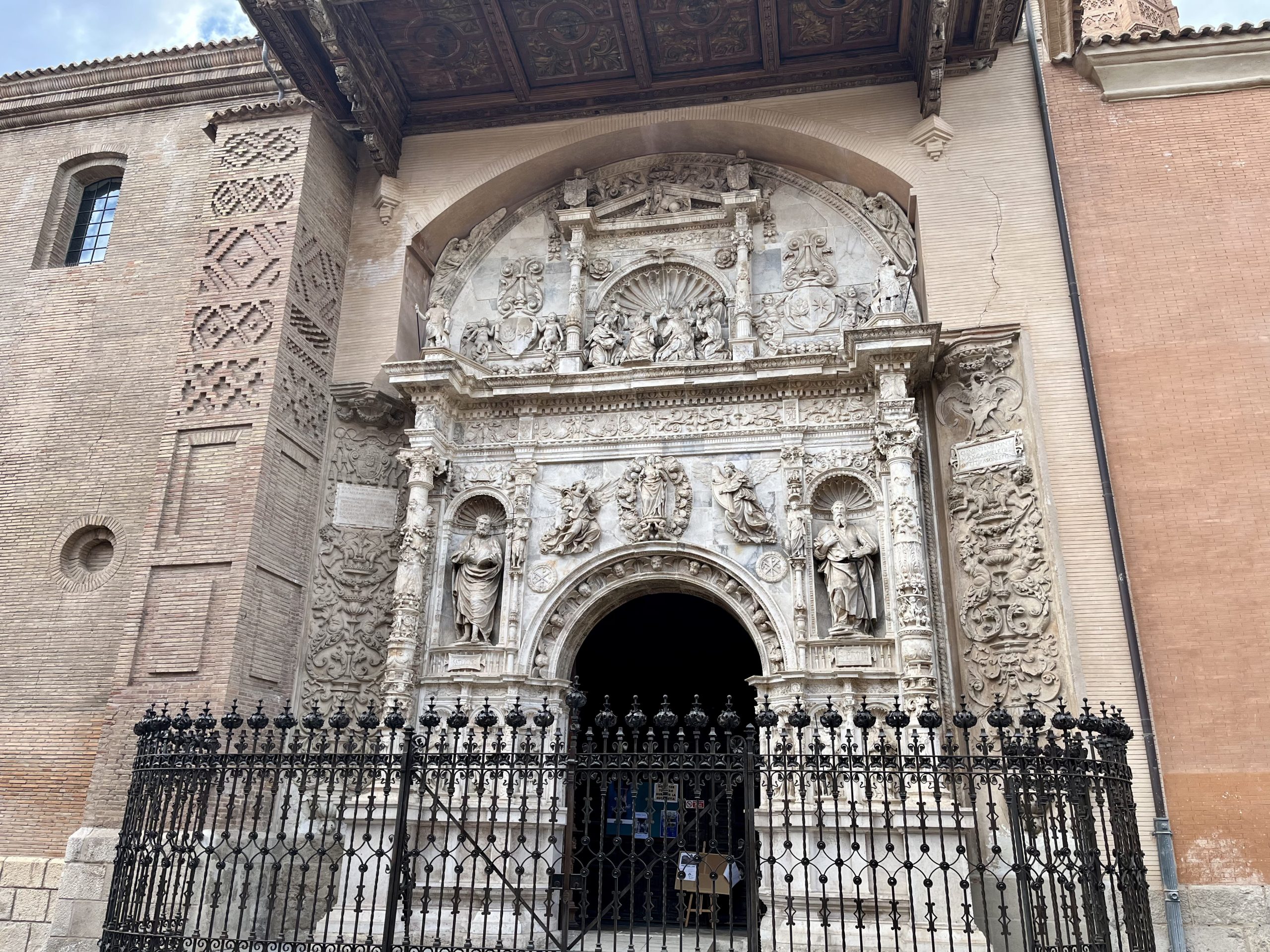 Entrada de la Colegiata de Santa María la Mayor (foto de F.J. Abad Monesma)