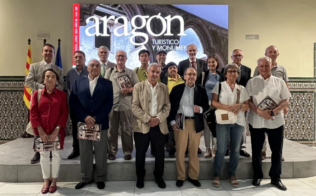 Los colaboradores en la presentación del número 396 de la revista 'Aragón Turístico y Monumental'