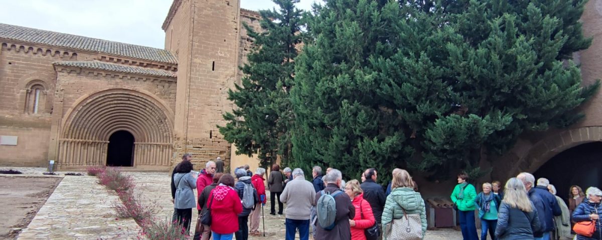 El grupo del SIPA accediendo al Monasterio de Sijena