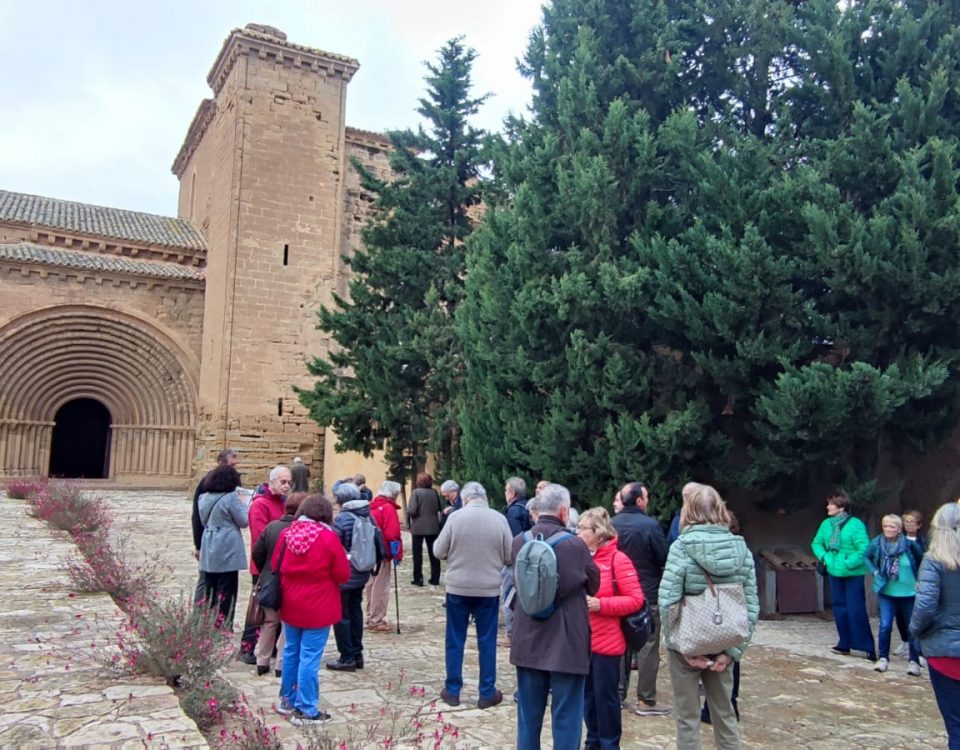 El grupo del SIPA accediendo al Monasterio de Sijena