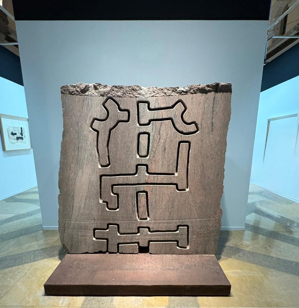 Una de las obras más llamativas de la exposición 'Eduardo Chillida. Soñar el espacio'