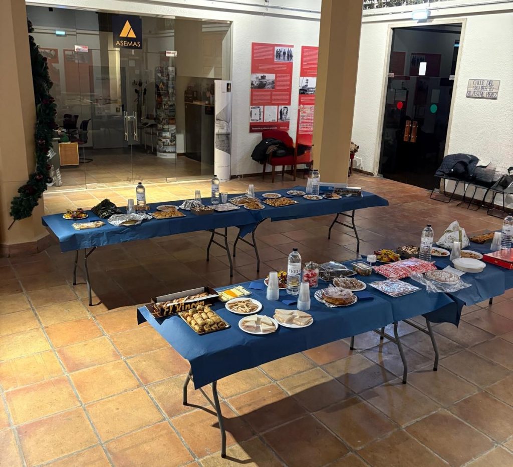 Las mesas de la fiesta de Navidad del SIPA se fueron llenando de comida conforme avanzaba la tarde