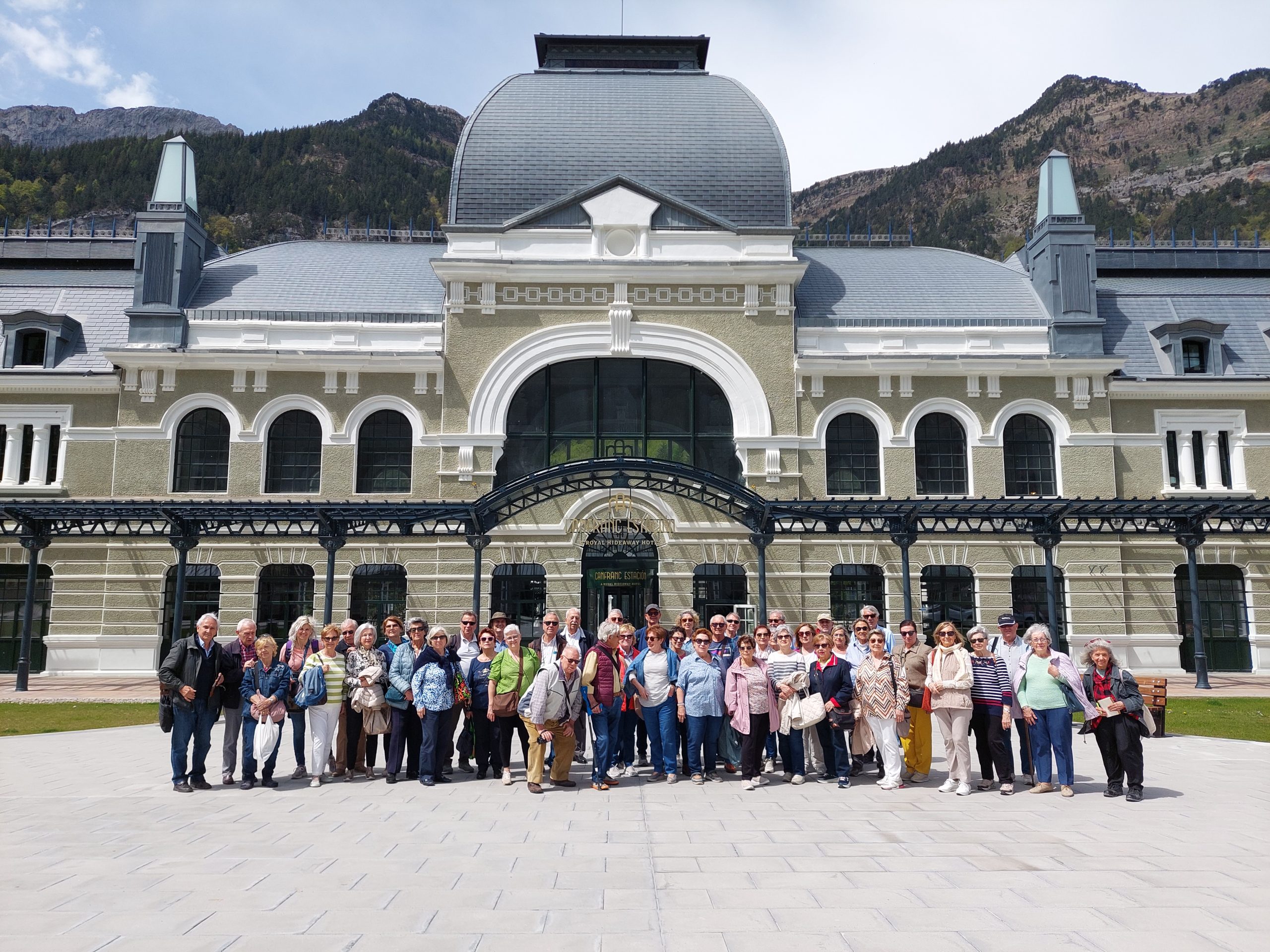 El grupo del SIPA frente a la estación de Canfranc